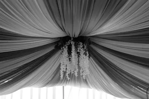 Detail rias, hijab, busana, dan dekorasi dalam satu arahan