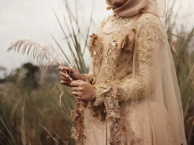 Sewa Gaun Resepsi Champagne