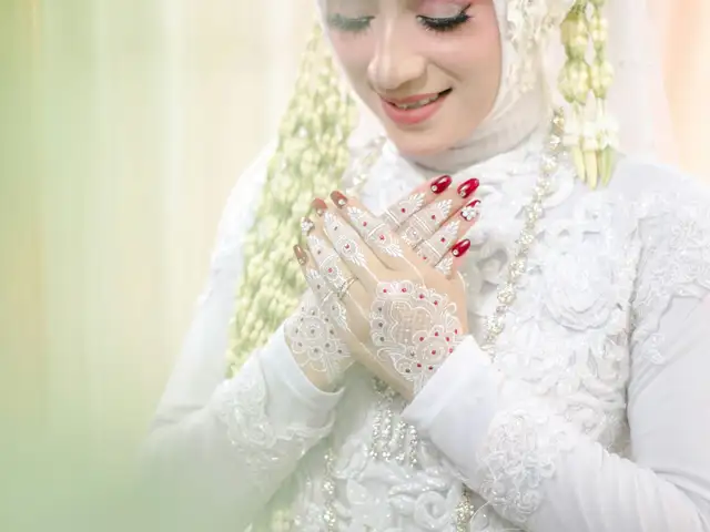 Sewa Gaun Akad Putih Syar'i