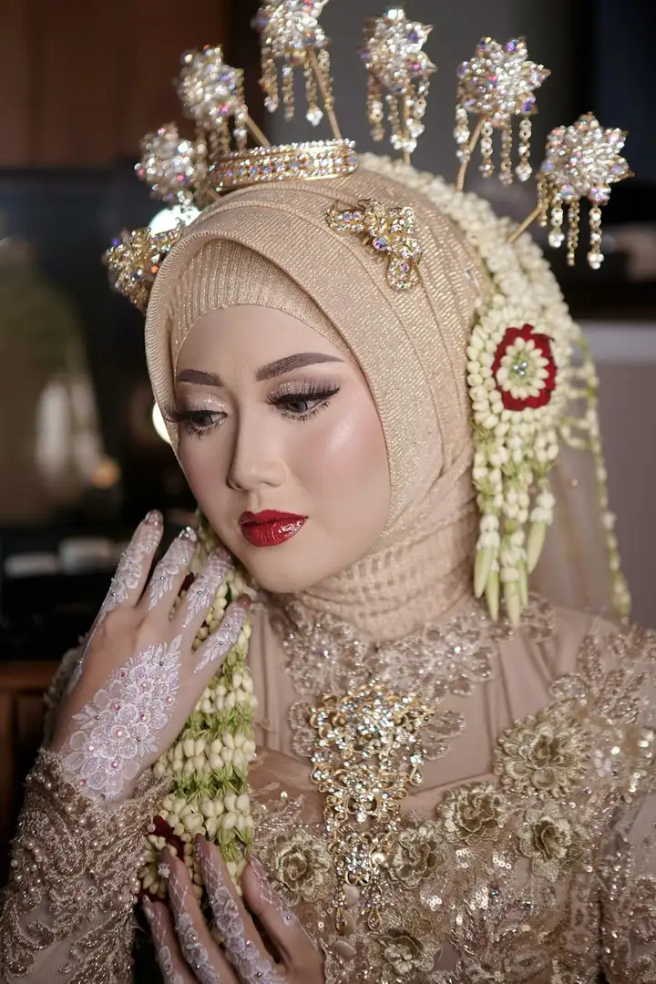 Detail rias, hijab, busana, dan dekorasi dalam satu arahan